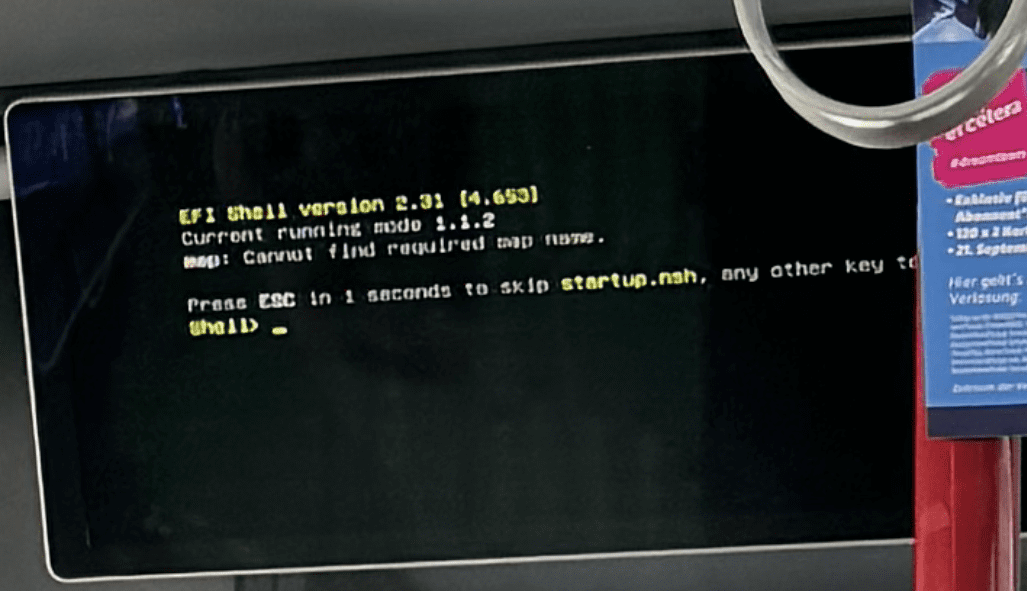 Monitor-Anzeige im Bus zeigt eine Fehlermeldung der EFI Shell, die darauf hinweist, dass das System keine erforderliche Karte finden konnte und sich im EFI-Modus befindet.