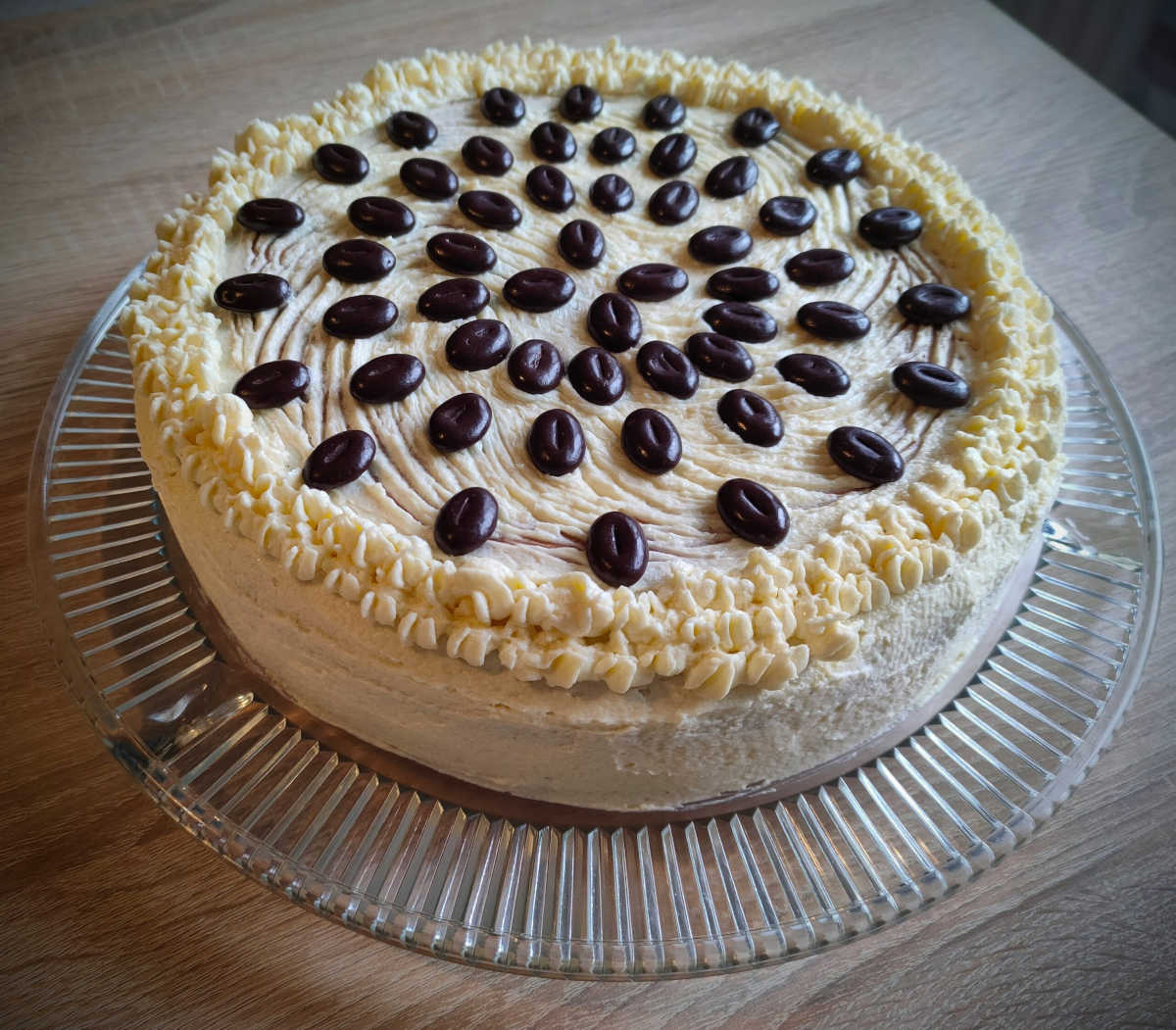 Glutenfreie und lactosefreie Buttercremetorte mit selbstgebackenen Bisquitboden.