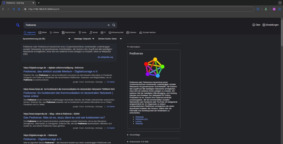 Suchergebnisseite von SearXNG für den Begriff 'Fediverse', die eine Liste von Links auf der linken Seite und eine Informationsbox mit einem bunten Fediverse-Logo und Text auf der rechten Seite anzeigt.