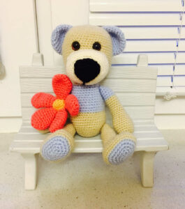 Häkelanleitung (Amigurumi) für Teddybär mit Blume